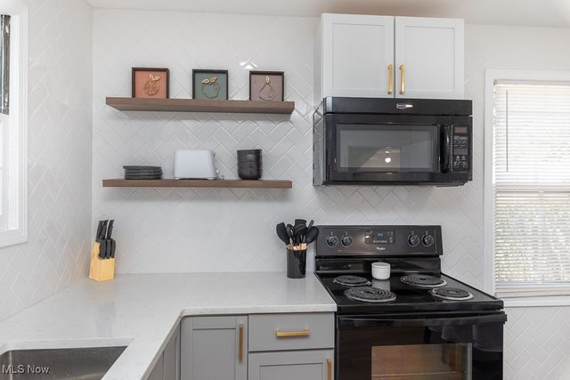 8018 Pinegrove Avenue, Parma, OH 44129