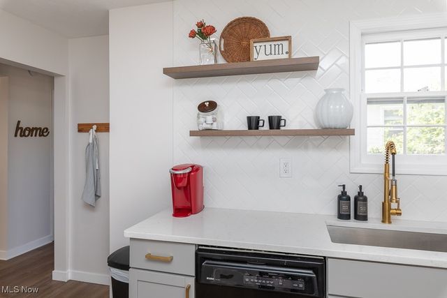 8018 Pinegrove Avenue, Parma, OH 44129