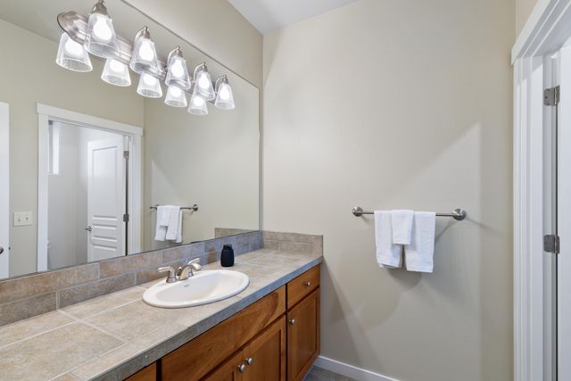 1281 Highland View Loop, Redmond, OR 97756