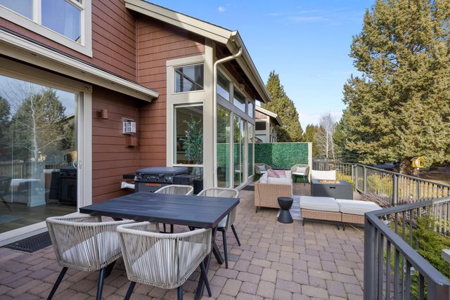 1281 Highland View Loop, Redmond, OR 97756