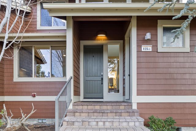 1281 Highland View Loop, Redmond, OR 97756