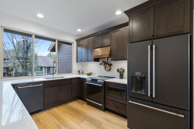 1281 Highland View Loop, Redmond, OR 97756