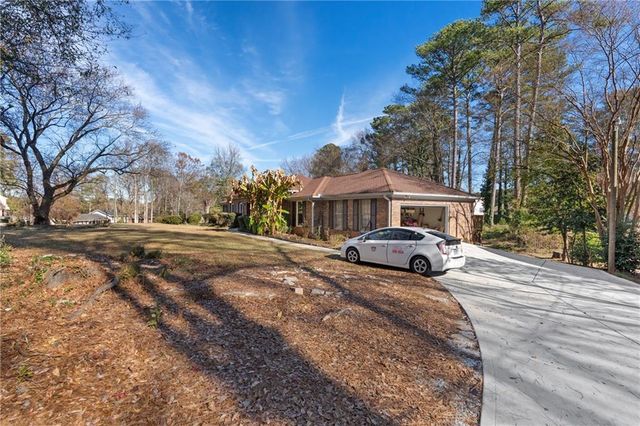 724 Rebecca NW Street, Lilburn, GA 30047