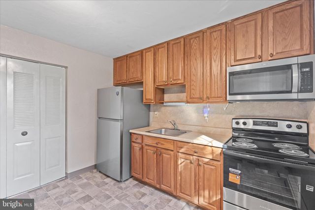 1747 BARON DR, York, PA 17408