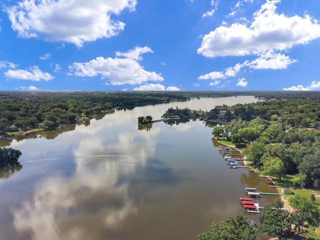 5102 W Lake Shore Drive, Wonder Lake, IL 60097