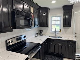 94 1st St 6, Lowell, MA 01850