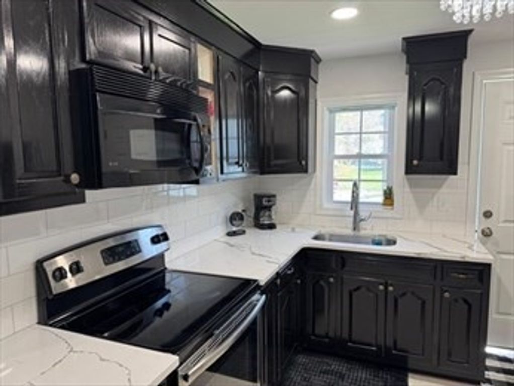 94 1st St 6, Lowell, MA 01850