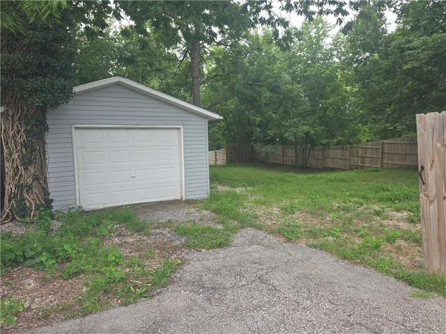 120 E 6th Street, Tonganoxie, KS 66086