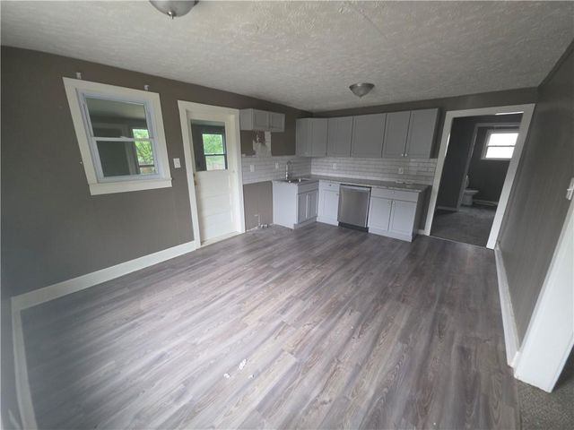 120 E 6th Street, Tonganoxie, KS 66086