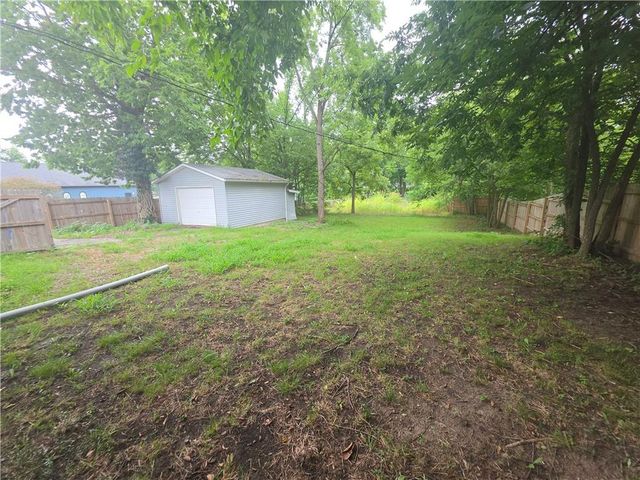 120 E 6th Street, Tonganoxie, KS 66086