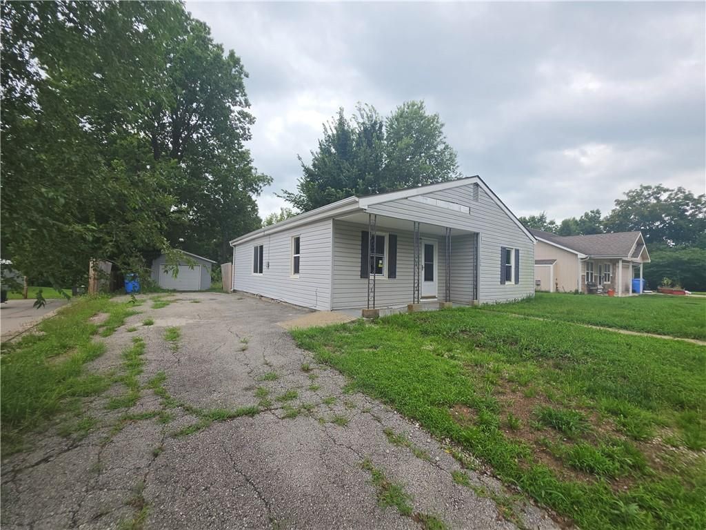 120 E 6th Street, Tonganoxie, KS 66086