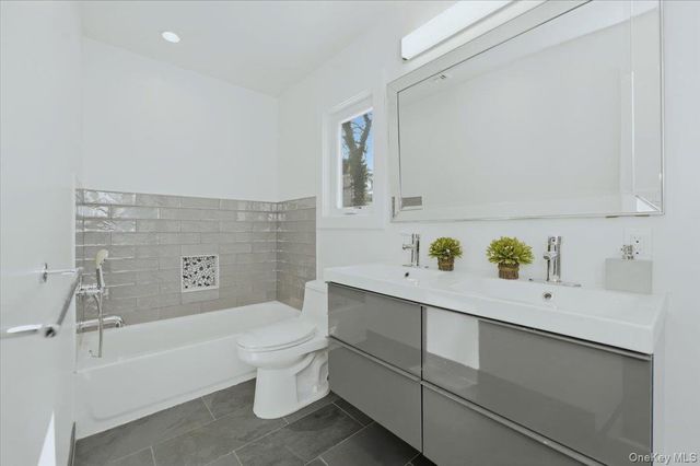 4 Lawrence Place, Pelham, NY 10803