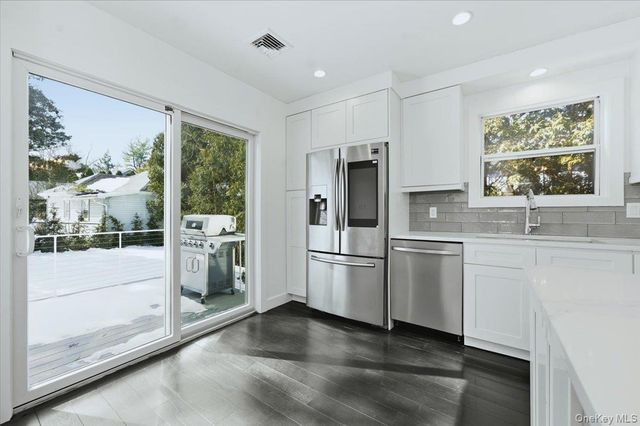 4 Lawrence Place, Pelham, NY 10803