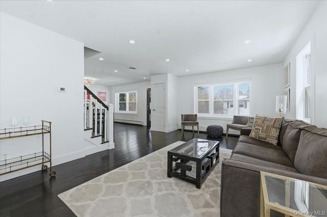 4 Lawrence Place, Pelham, NY 10803