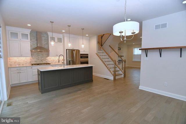 2 WARREN DR, Chalfont, PA 18914