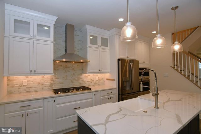 2 WARREN DR, Chalfont, PA 18914