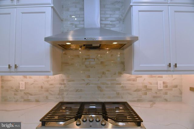 2 WARREN DR, Chalfont, PA 18914