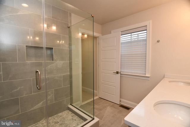 2 WARREN DR, Chalfont, PA 18914