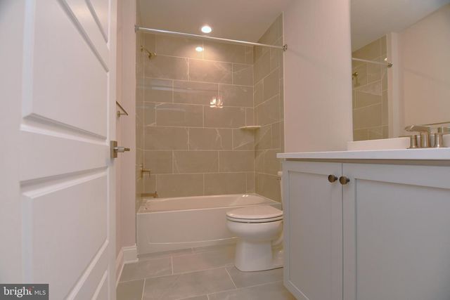 2 WARREN DR, Chalfont, PA 18914