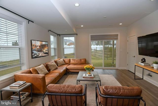 2 WARREN DR, Chalfont, PA 18914