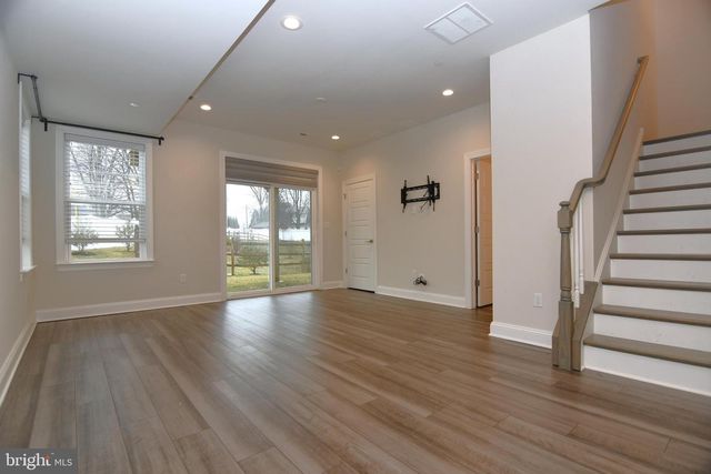 2 WARREN DR, Chalfont, PA 18914