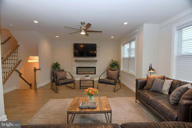 2 WARREN DR, Chalfont, PA 18914