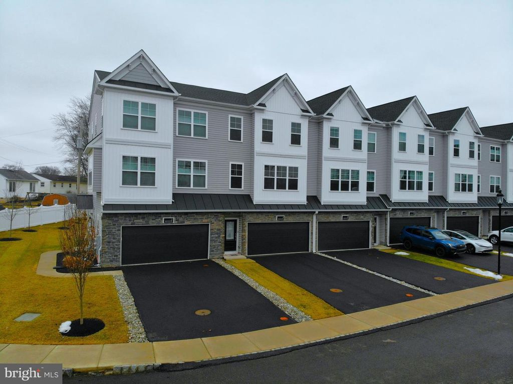 2 WARREN DR, Chalfont, PA 18914