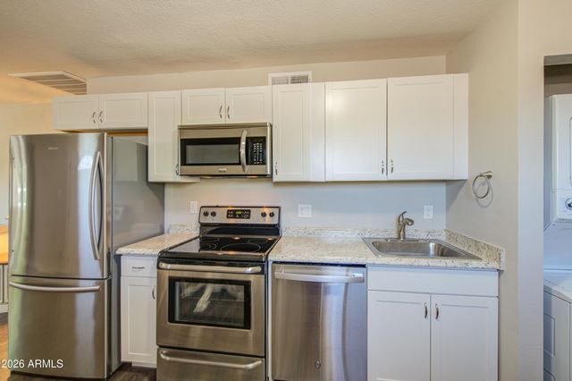 2225 E LYNNE Lane, Phoenix, AZ 85042