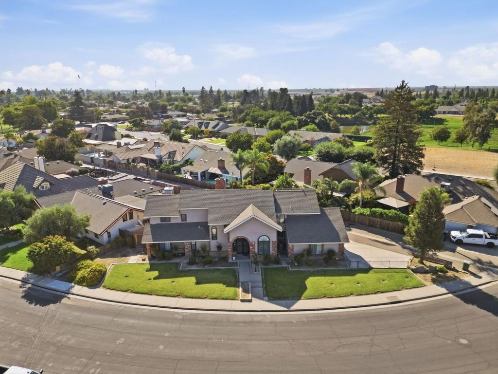 Image 18 of property listing at 662 S Boyd, Kerman, CA 93630