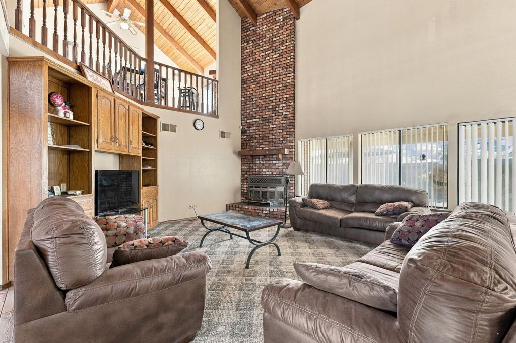 Image 2 of property listing at 662 S Boyd, Kerman, CA 93630