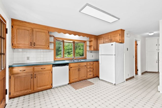 32 Plymouth Street, Middleboro, MA 02346
