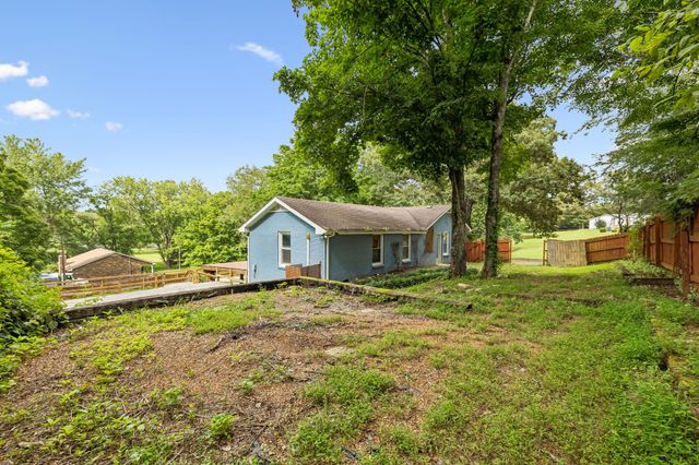 707 Darrow Dr, Pleasant View, TN 37146