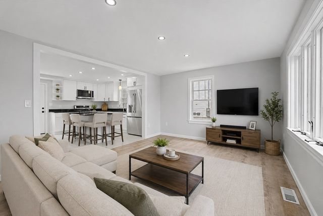 298 King St, Fall River, MA 02724
