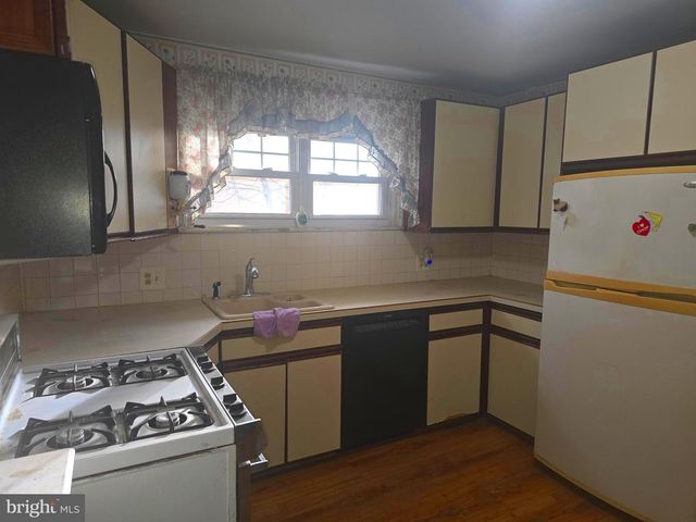 4428 SHERWOOD RD, Philadelphia, PA 19131