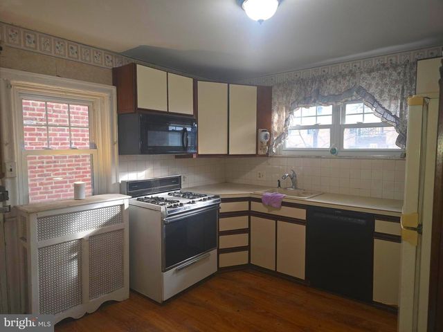 4428 SHERWOOD RD, Philadelphia, PA 19131