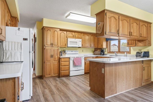 280 4th Avenue SE, Plainview, MN 55964