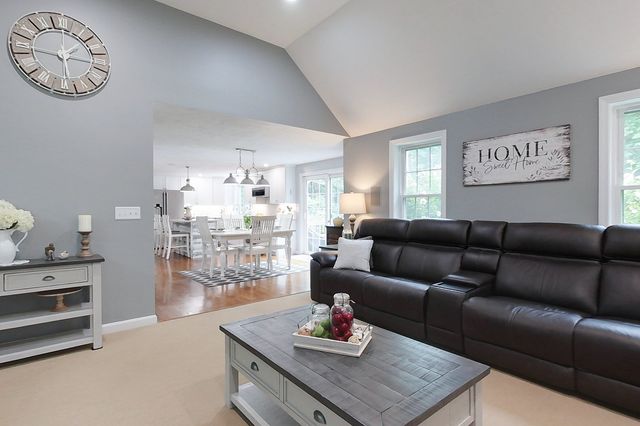 15 Hillside Dr, Townsend, MA 01469