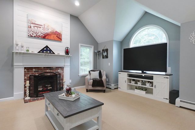 15 Hillside Dr, Townsend, MA 01469