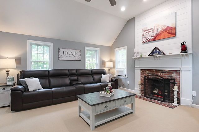 15 Hillside Dr, Townsend, MA 01469