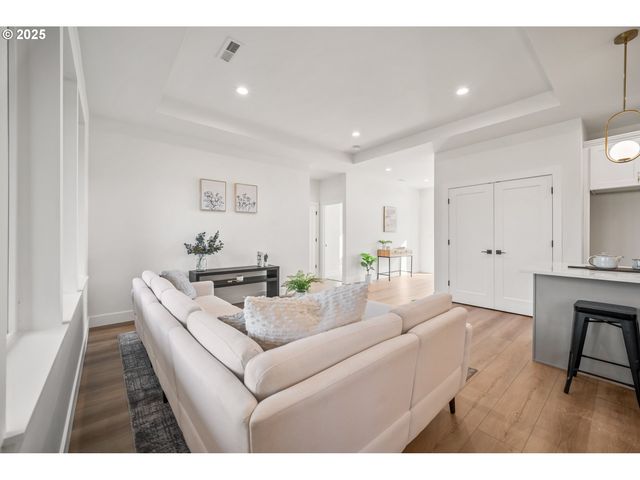 933 EDINBURGH Ct, Kelso, WA 98626