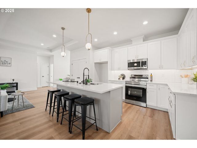 933 EDINBURGH Ct, Kelso, WA 98626