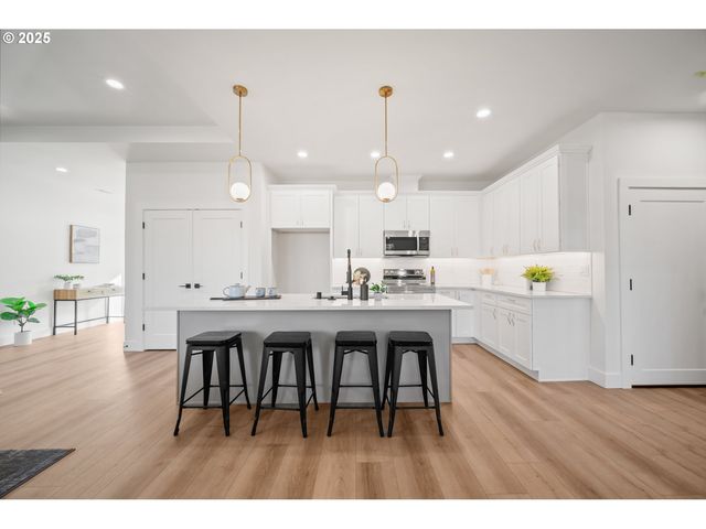 933 EDINBURGH Ct, Kelso, WA 98626