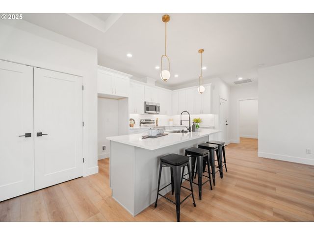 933 EDINBURGH Ct, Kelso, WA 98626