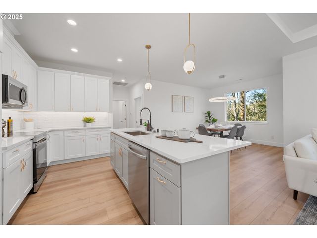 933 EDINBURGH Ct, Kelso, WA 98626