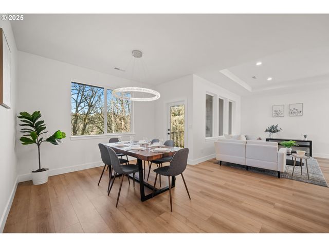 933 EDINBURGH Ct, Kelso, WA 98626