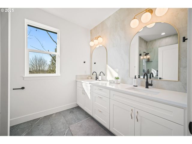 933 EDINBURGH Ct, Kelso, WA 98626