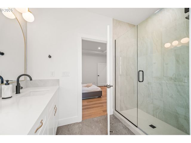 933 EDINBURGH Ct, Kelso, WA 98626