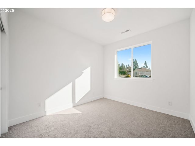 933 EDINBURGH Ct, Kelso, WA 98626