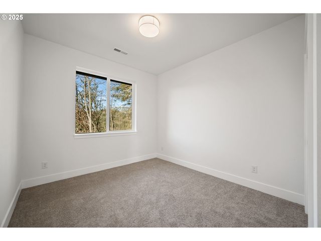 933 EDINBURGH Ct, Kelso, WA 98626