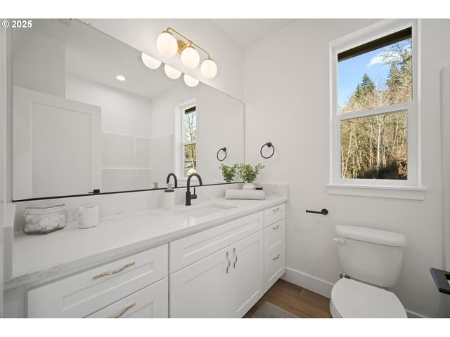 933 EDINBURGH Ct, Kelso, WA 98626